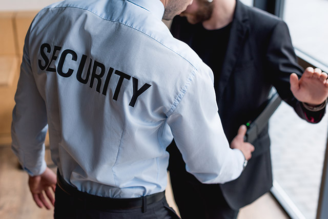 Agent de sécurité contrôle d'objet dangereux